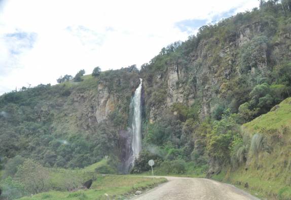 Uma das cachoeiras ao lado da estrada entre Popayan e San Agustín, na Colômbia